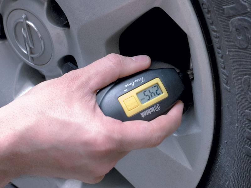 электронные измерители давления в шинах автомобиля